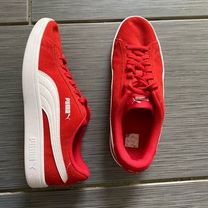 Red Sued Pumas